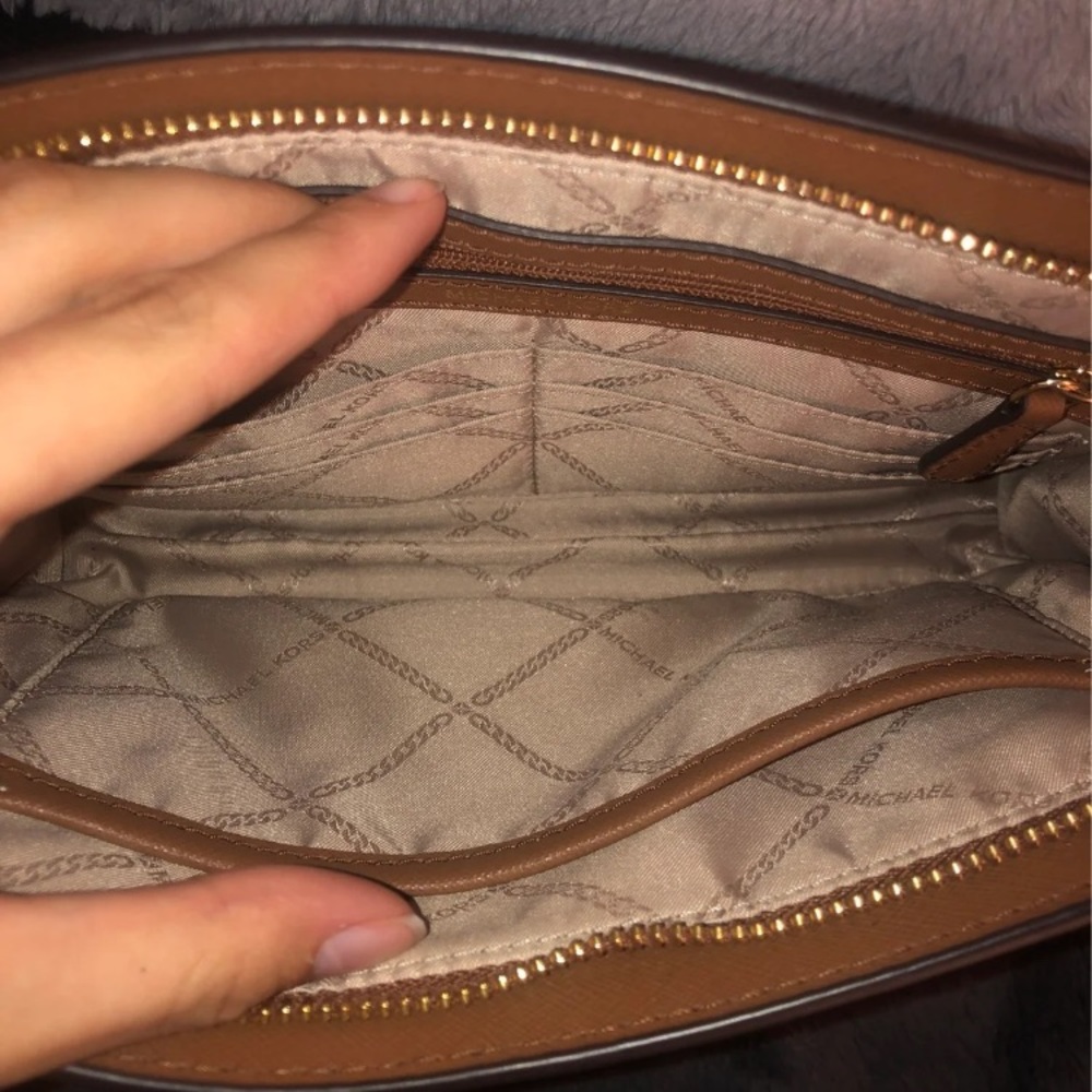 Micheal kors crossbody purse - Picture 3 of 7